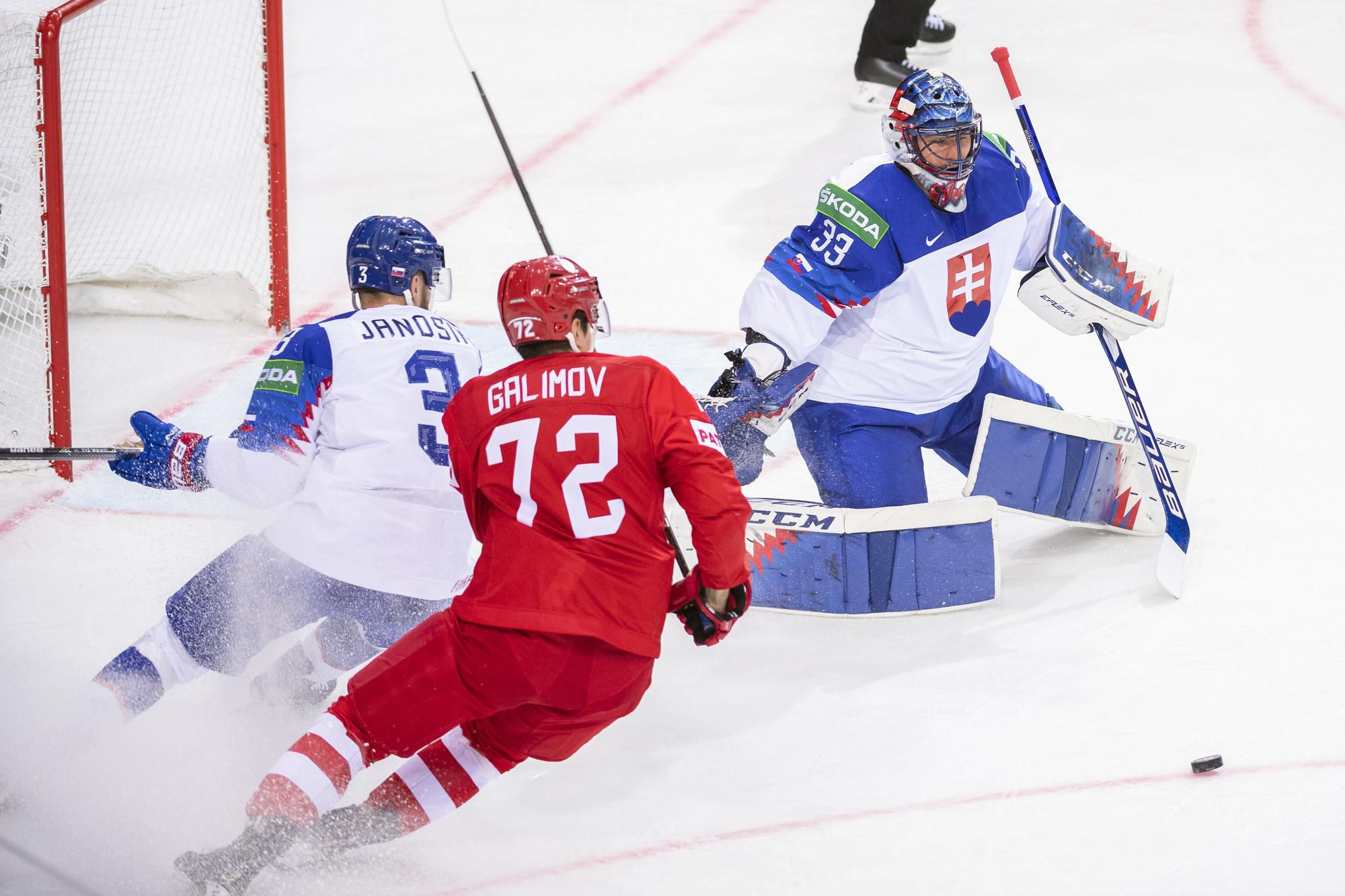 MS v hokeji 2021: Slovensko - Rusko: zľava Adam Jánošík (Slovensko), Emil Galimov (Rusko) a brankár Július Hudáček (Slovensko)