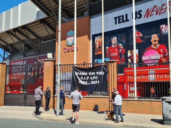 Fanúšikovia Liverpoolu protestujú proti Superlige.