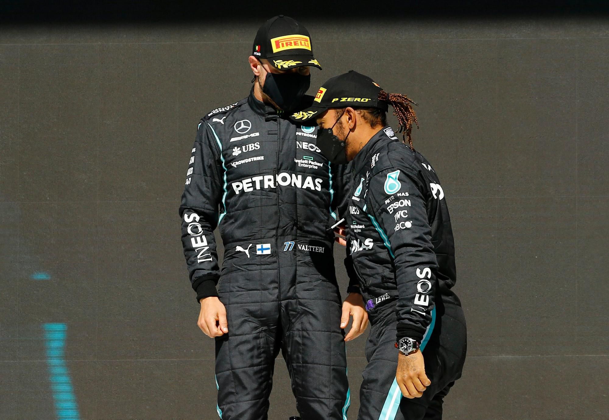 Valtteri Bottas a Lewis Hamilton po Veľkej cene Portugalska 2021.