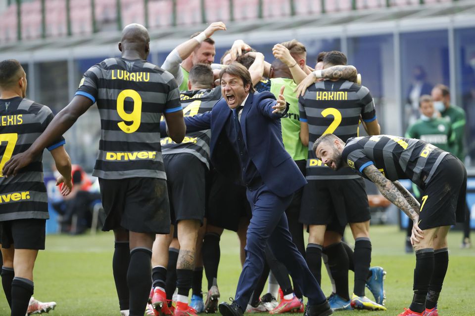 Antonio Conte (uprostred) sa raduje so svojimi zverencami