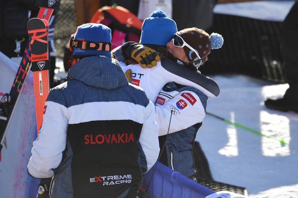 Petra Vlhová a jej tréner Livio Magoni (vpravo) sa tešia z víťazstva v obrovskom slalome Svetového pohára v Jasnej