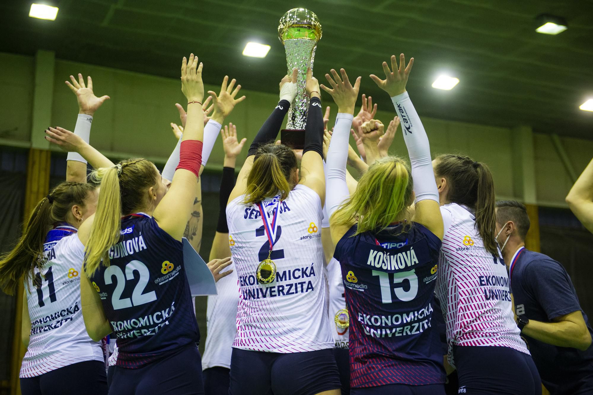 Volejbalistky Slávie sa tešia s trofejou po zisku majstrovského titulu