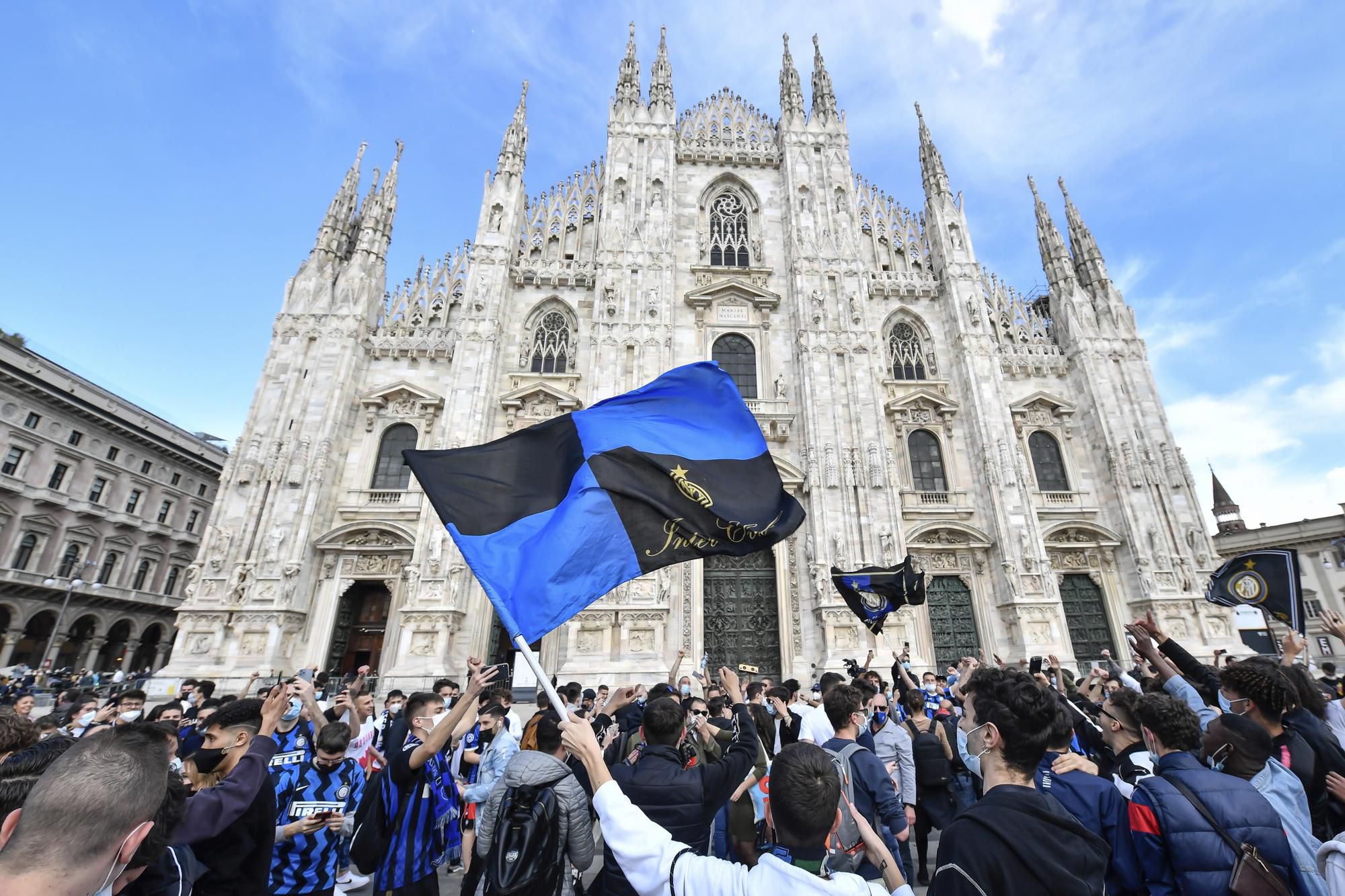 Fanúšikovia Interu Miláno oslavujú majstrovský titul pred milánskou katedrálou