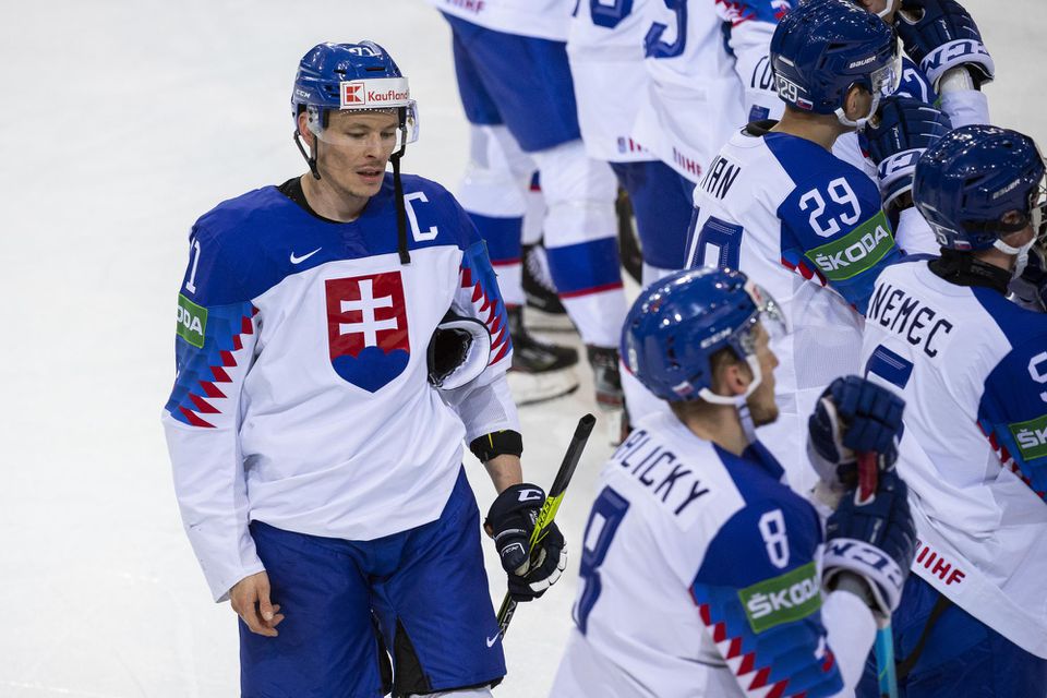 MS v hokeji 2021: Švajčiarsko - Slovensko (Prvý zľava smutný kapitán Slovenska Marek Ďaloga po prehratom zápase)