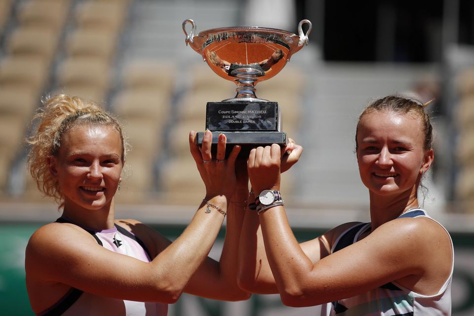 Barbora Krejčíková (vpravo) po triumfe vo dvojhre získala na grandslamovom Roland Garros spoločne s krajankou Kateřinou Siniakovou titul aj v debli