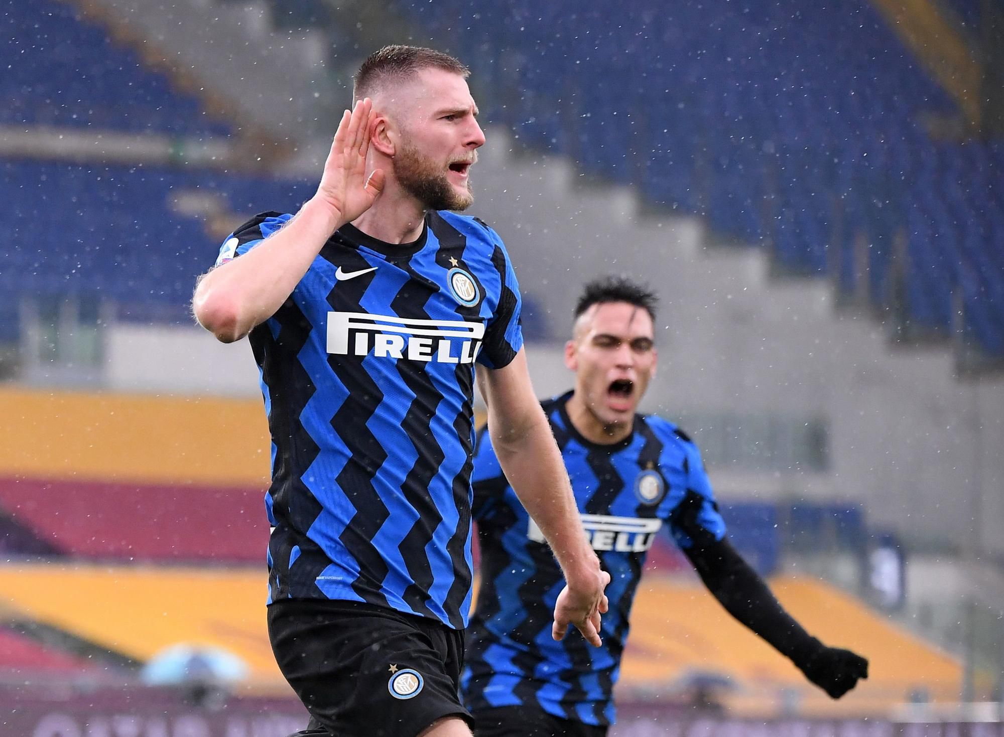 Milan Škriniar (Inter Miláno) oslavujú gól do siete Interu