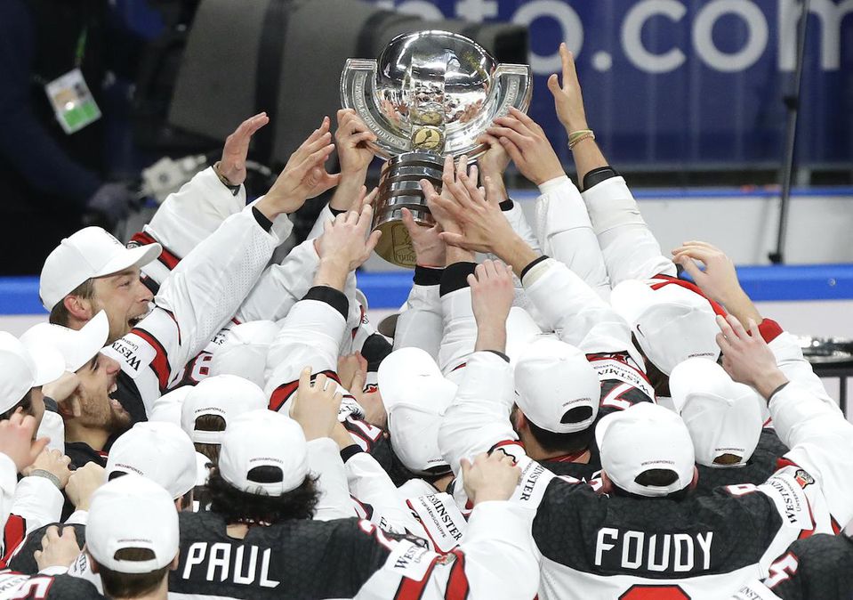 Kanadskí hokejisti oslavujú titul majstra sveta.