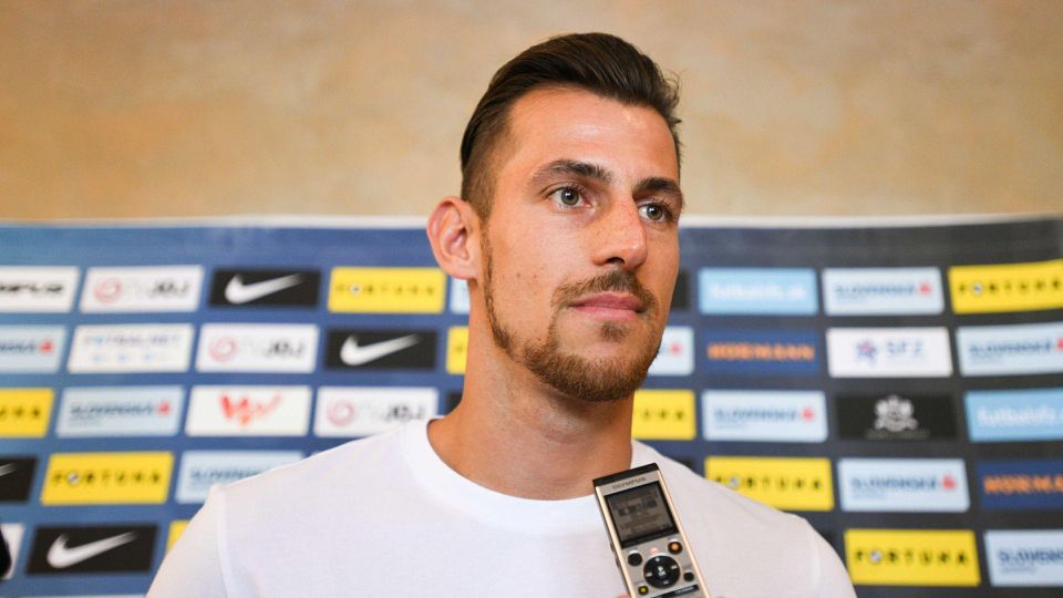 Slovenský futbalový reprezentant Martin Dúbravka odpovedá na otázky novinárov.