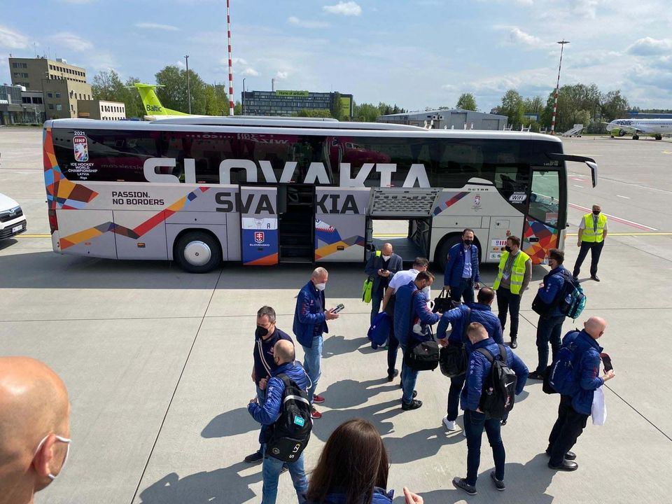 Slovenskí hokejisti dorazili do Rigy, dejiska MS v hokeji 2021