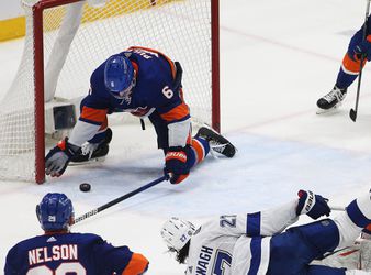Dychberúce momenty NHL. Obranca NY Islanders zachránil víťazstvo v posledných sekundách