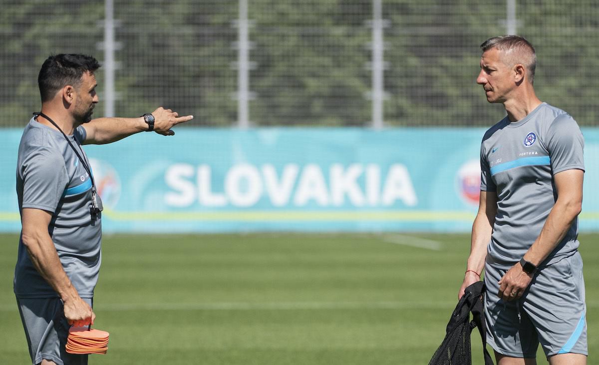 Asistenti trénera slovenskej futbalovej reprezentácie Samuel Slovák (vľavo) a Marek Mintál.