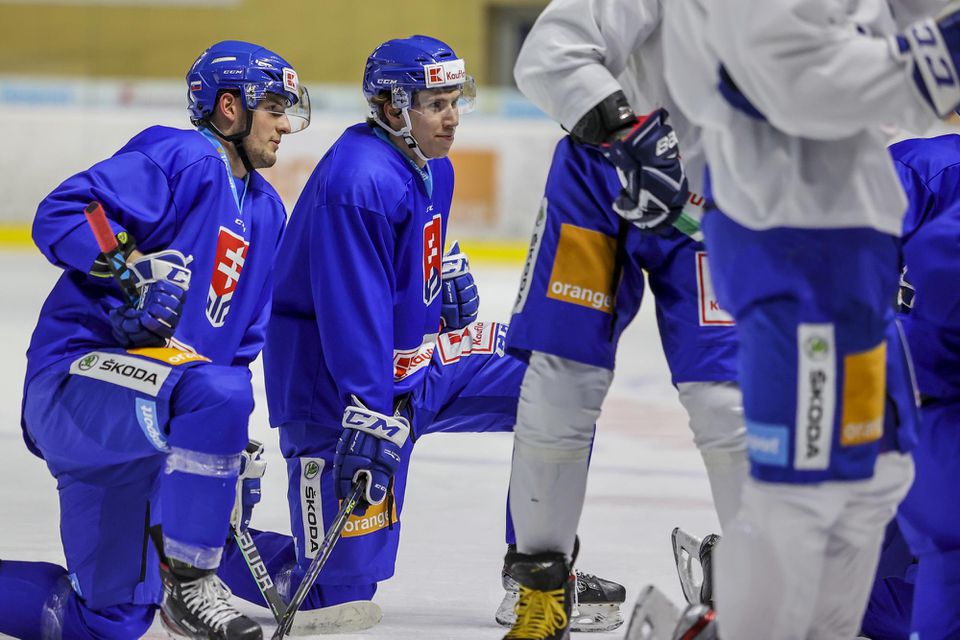 Adrian Holešinský a Andrej Kollár počas tréningu na zraze slovenskej hokejovej reprezentácie
