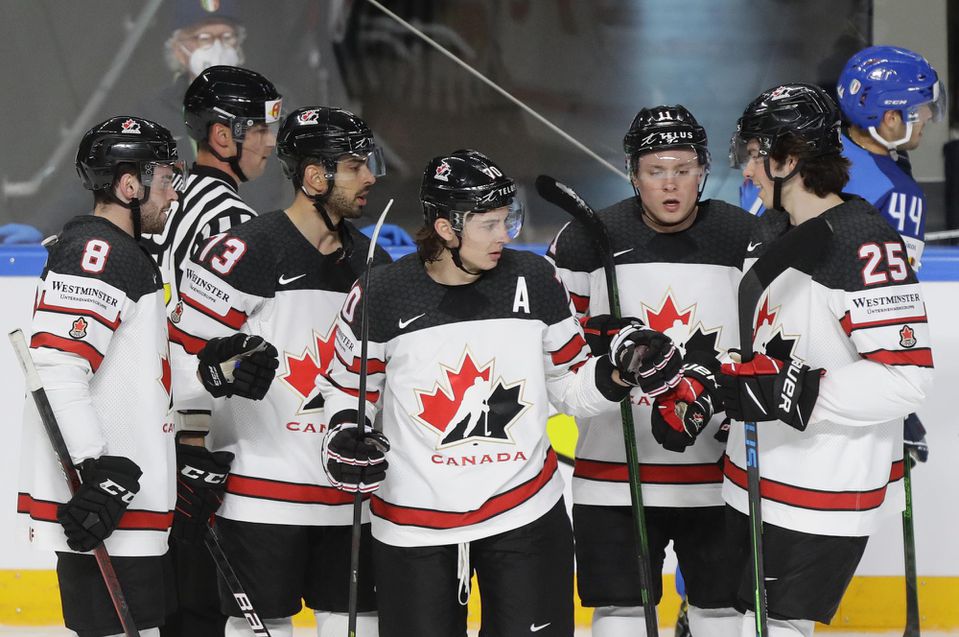 Kanadskí hokejisti sa tešia z gólu