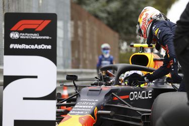 Lewis Hamilton poukázal na to, že auto Red Bullu možno obchádza pravidlá. FIA okamžite reagovala