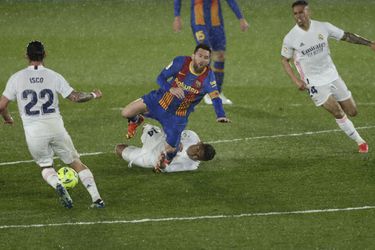 Messi čelí po El Clásicu ostrej kritike. Mali sme kopať penaltu, sťažuje sa Koeman