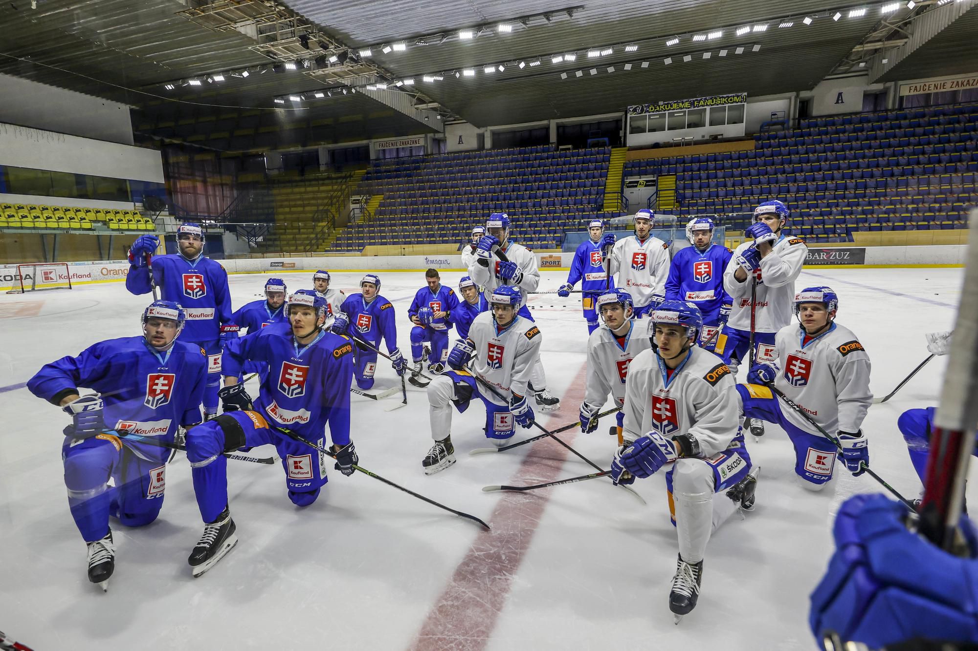 Hokejisti počas tréningu pred MS v Rige.