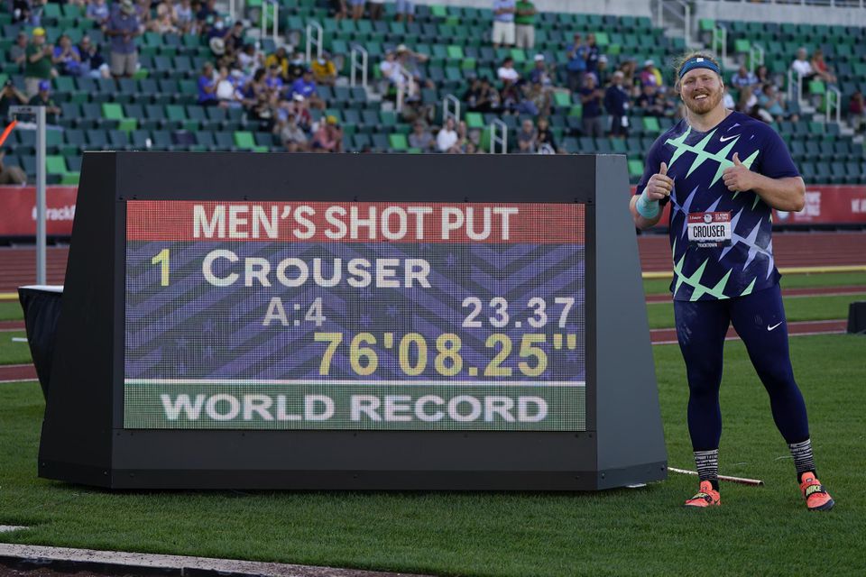 Ryan Crouser pózuje po prekonaní svetového rekordu vo vrhu guľou