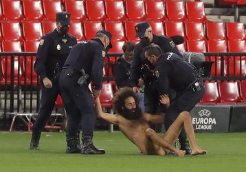 FOTO+Na zápas Granada - Manchester United sa dostal aj fanúšik. Celkom nahý