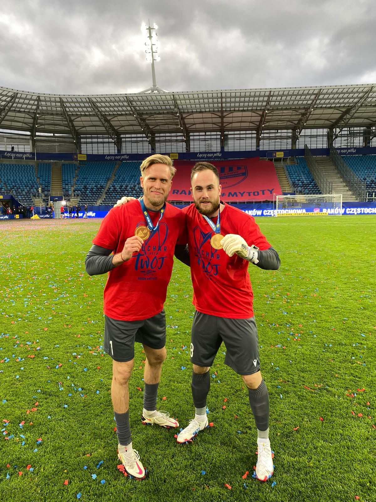 Slovenskí brankári Branislav Pindroch a Dominik Holec (zľava) po pohárovom triumfe.
