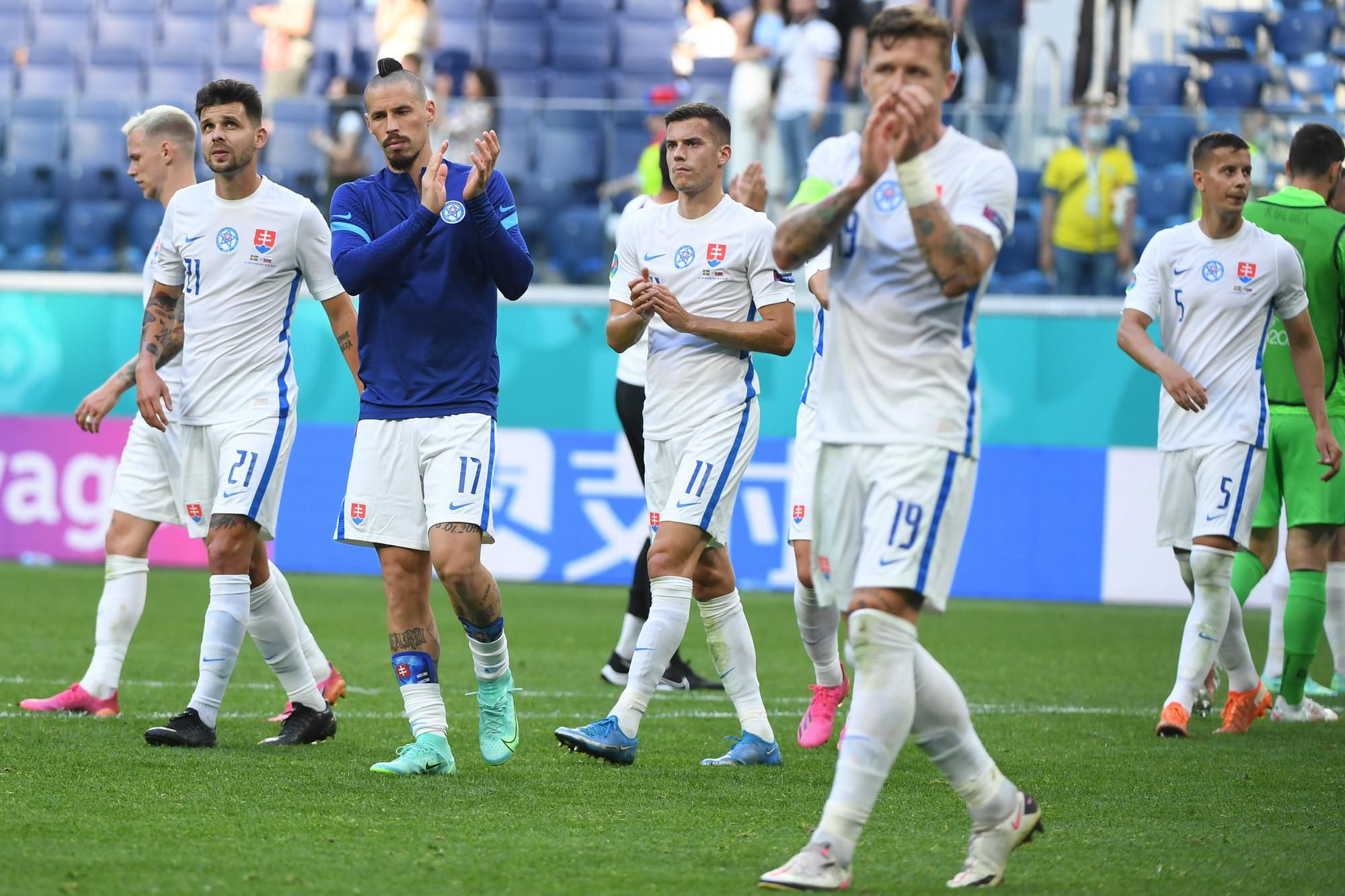 EURO 2020: Švédsko - Slovensko: slovenskí futbalisti, zľava Ondrej Duda, Michal Ďuriš, Marek Hamšík, László Bénes, Juraj Kucka a Ľubomír Šatka po zápase