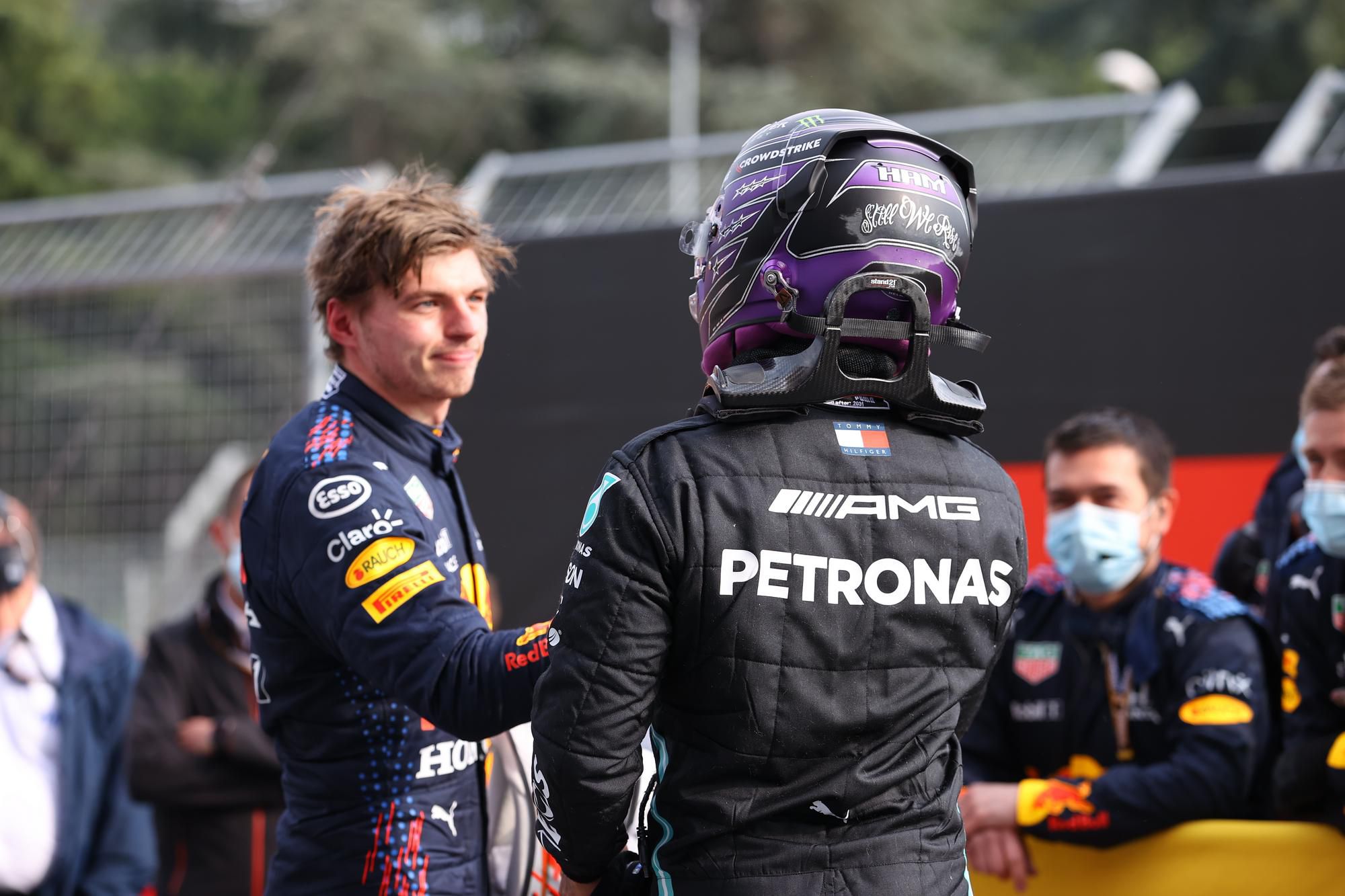 Max Verstappen a Lewis Hamilton počas Veľkej ceny Emilia Romagna 2021.
