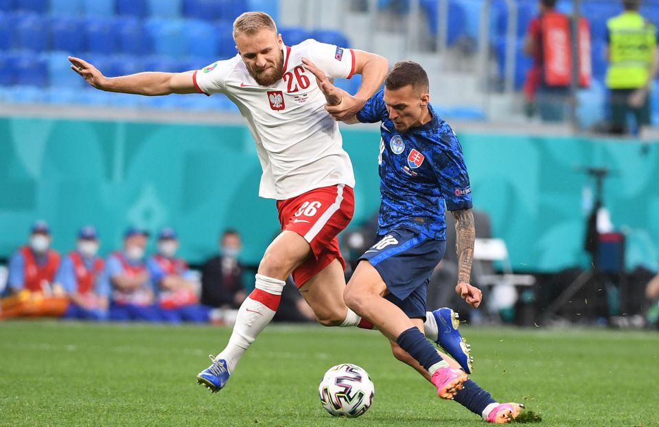 Lukáš Haraslín a Tymoteusz Puchacz v zápase Poľsko - Slovensko na EURO 2020