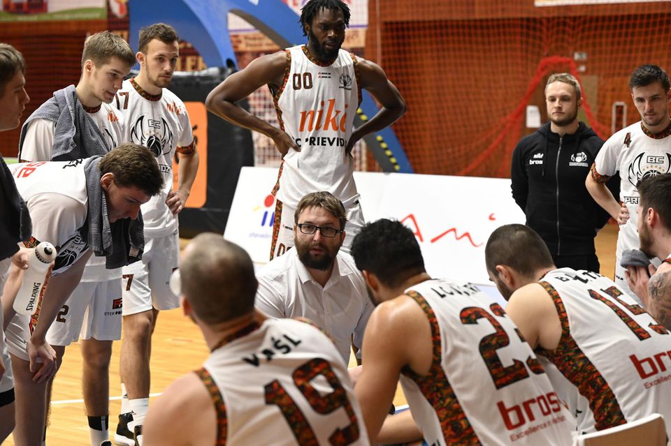 Na snímke uprostred tréner BC Prievidza Maroš Helmecy hovorí k hráčom