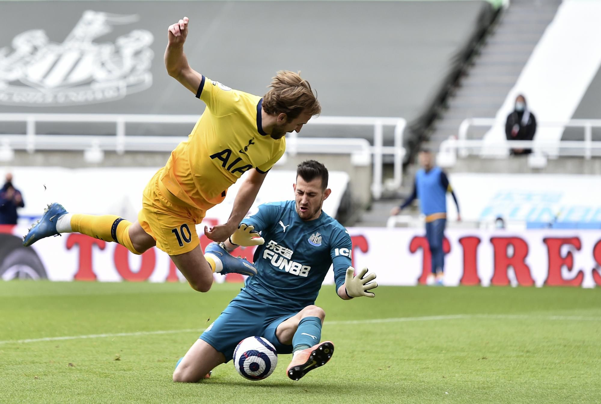 Počas minulovíkendového zápasu Premier League proti Tottenhamu sa aj v takomto mikrosúboji ocitol s lídrom Spurs Harrym Kanom.