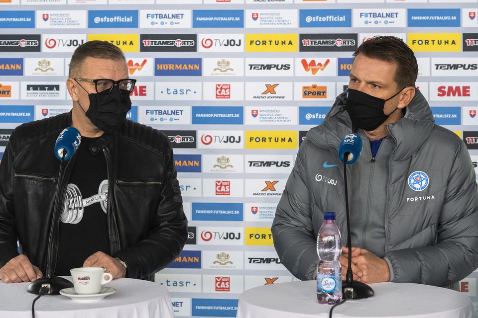 zľava prezident Slovenského futbalového zväzu (SFZ) Ján Kováčik a trenér slovenskej futbalovej reprezentácie Štefan Tarkovič