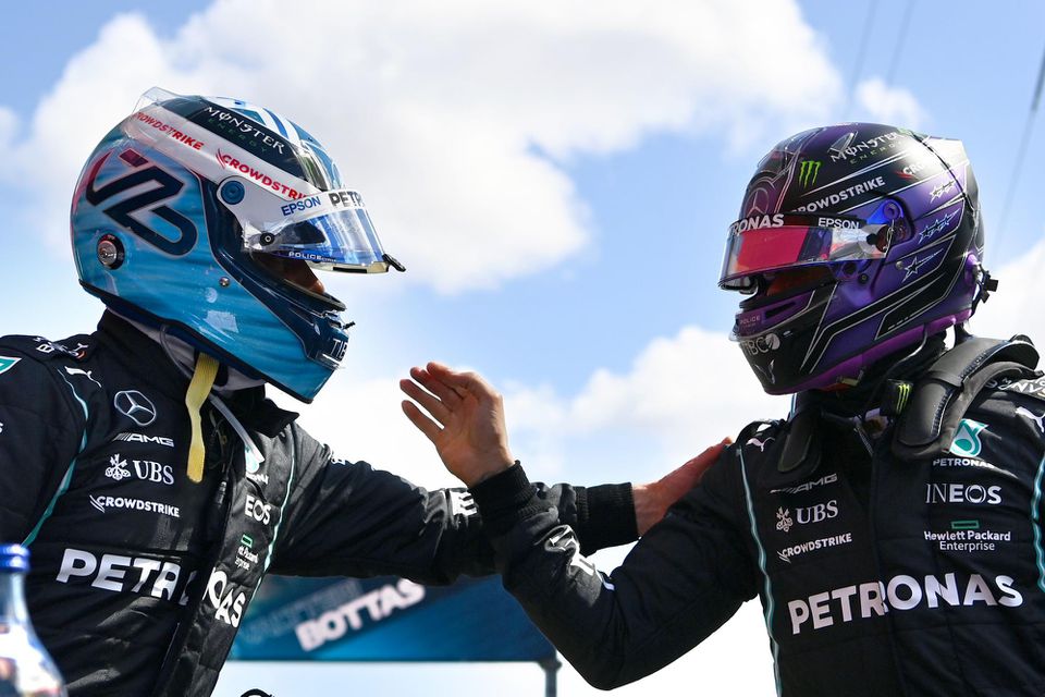 Jazdci Mercedesu Valtteri Bottas a Lewis Hamilton po Veľkej cene Portugalska 2021.