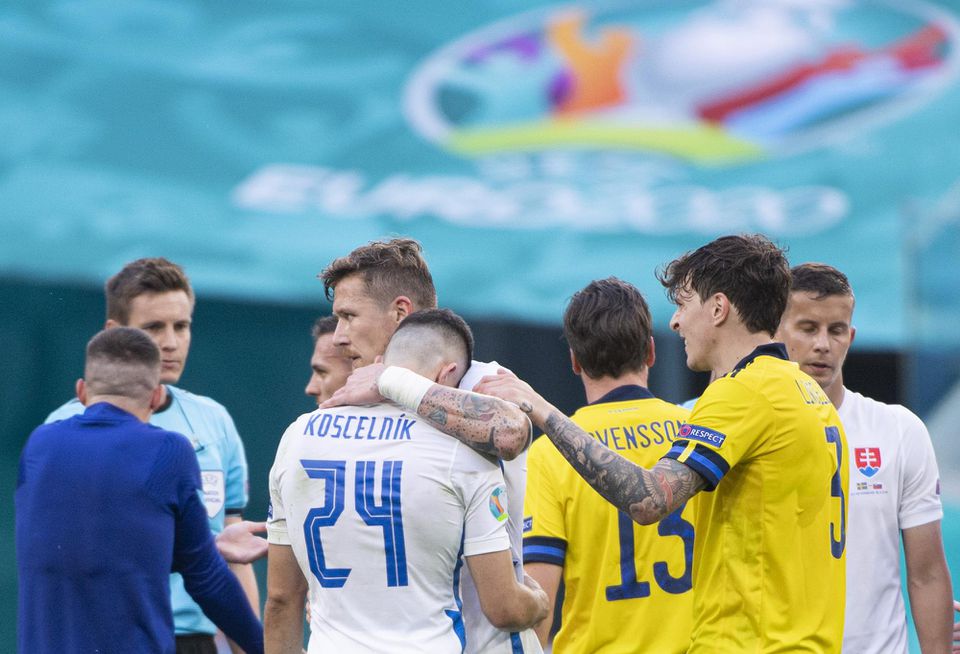 EURO 2020: Švédsko - Slovensko: tretí zľava slovenský futbalista Juraj Kucka obíjma spoluhráča Martina Koscelníka a vpravo Švéd Victor Lindelöf