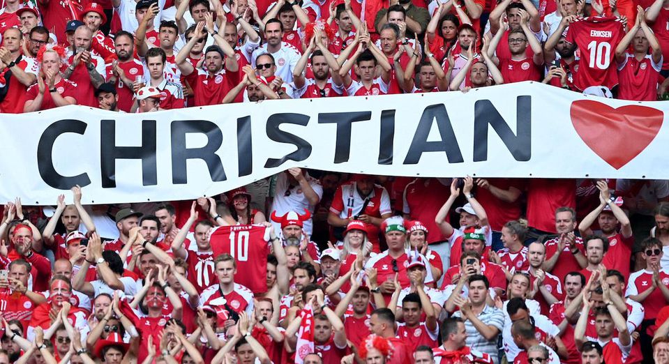 Fanúšikovia posielajú podporu Christianovi Eriksenovi.