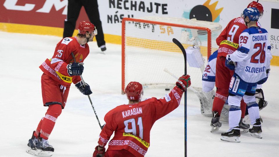 Oleg Yevenko a Danila Karaban z Bieloruska sa tešia z gólu počas hokejového zápasu Kaufland Cup 2019 medzi Slovensko - Bielorusko.