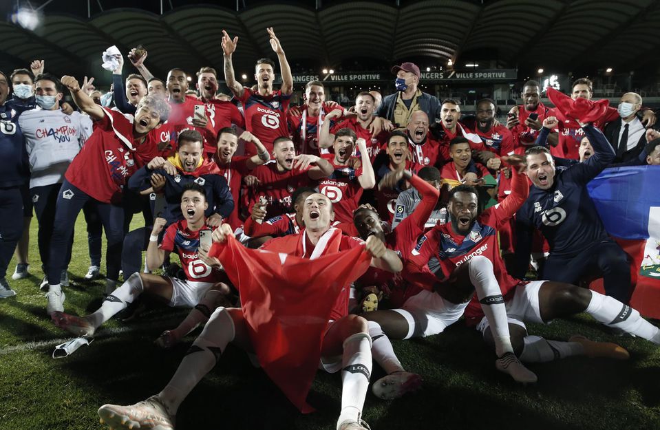 Hráči OSC Lille oslavujú majstrovský titul v Ligue 1