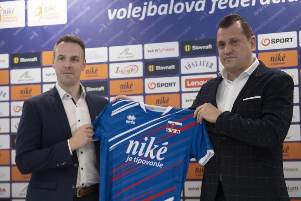 Vľavo nový tréner slovenskej mužskej volejbalovej reprezentácie Belgičan Steven Vanmedegael a vpravo prezident SVF Marek Rojko