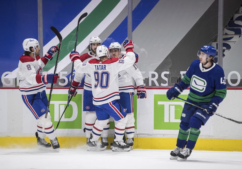 Tomáš Tatar oslavuje so spoluhráčmi z Montrealu Canadiens gól do siete Vancouveru