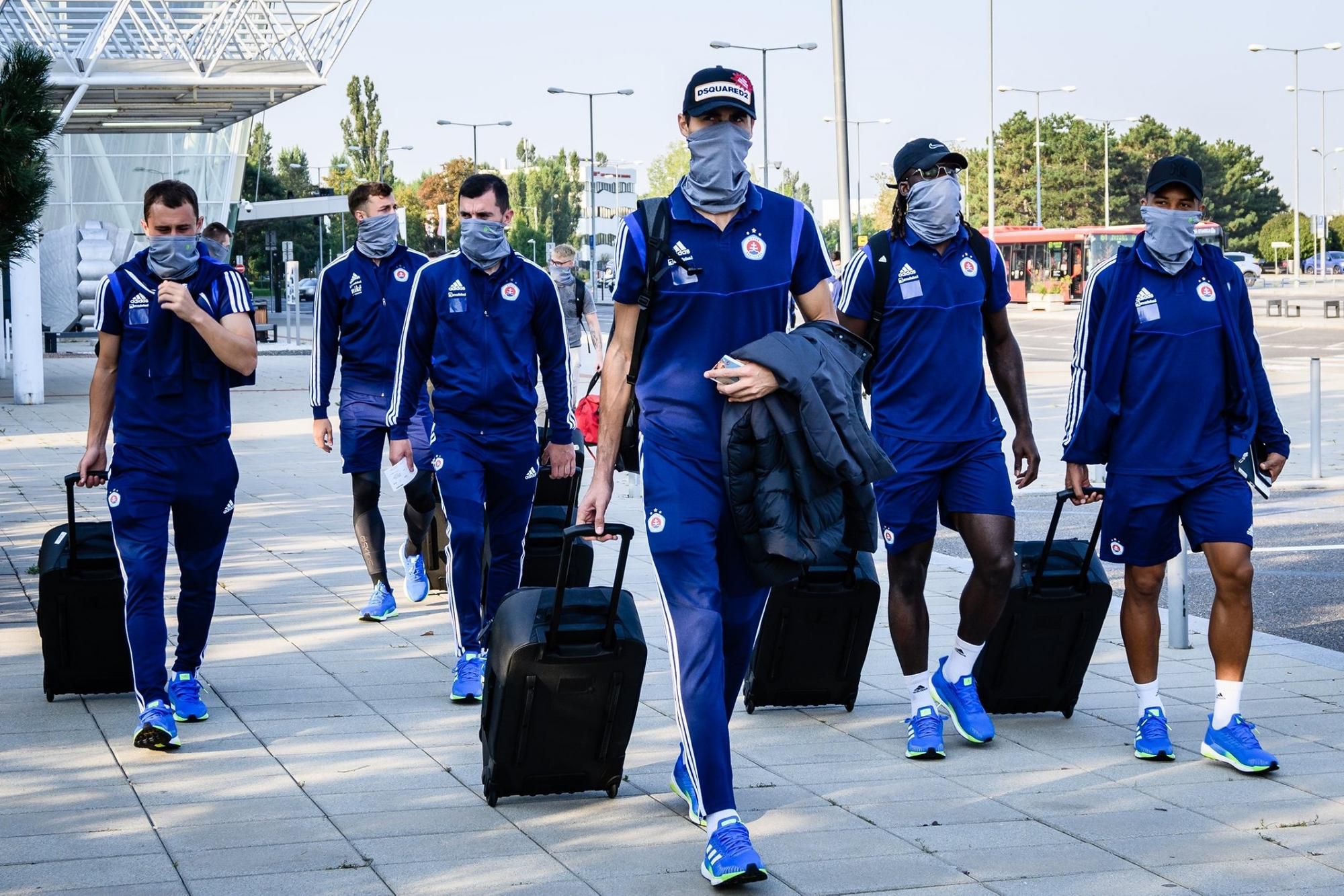 Hráči ŠK Slovan Bratislava na letisku