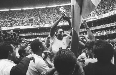 Legendárny Pelé oslavuje 80 rokov v úzkom rodinnom kruhu