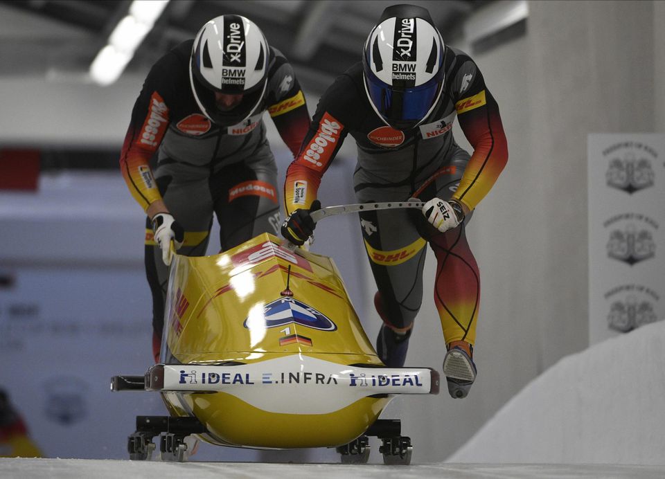 Francesco Friedrich a Alexander Schüller z Nemecka počas Svetového pohára v bobovej dráhe v Sigulde
