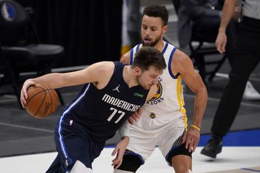 NBA: Dončič priviedol Dallas k výhre nad Golden State, Curry s vyše 50 bodmi