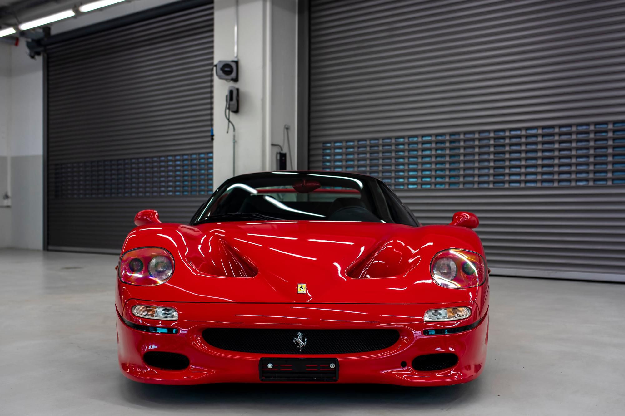 Ferrari F50 1996 - F50 je najstaršie auto, ktoré sa Sebastian Vettel rozhodol predať. Má 4,7-litrový motor V12, ktorý bol vyvinutý na základe formulového motora používaného v úvode 90. rokov. Auto bolo po výrobe dodané do Dánska a Sebastian Vettel si ho kúpil krátko po príchode do Ferrari, konkrétne v roku 2015. Je až neuveriteľné, že za 25 rokov toto auto neodjazdilo ani 7 000 kilometrov.