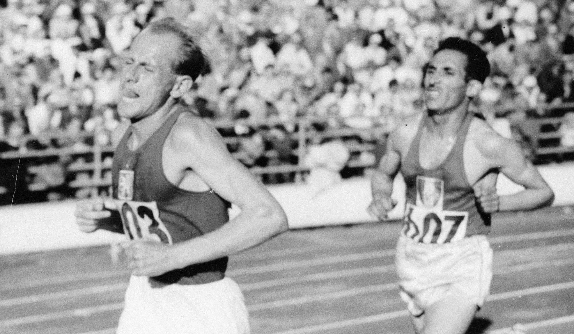 Emil Zátopek a Francúz Alain Mimoun bežia posledné kolo pretekov na 10 000 metrov na LOH v Helsinkách.