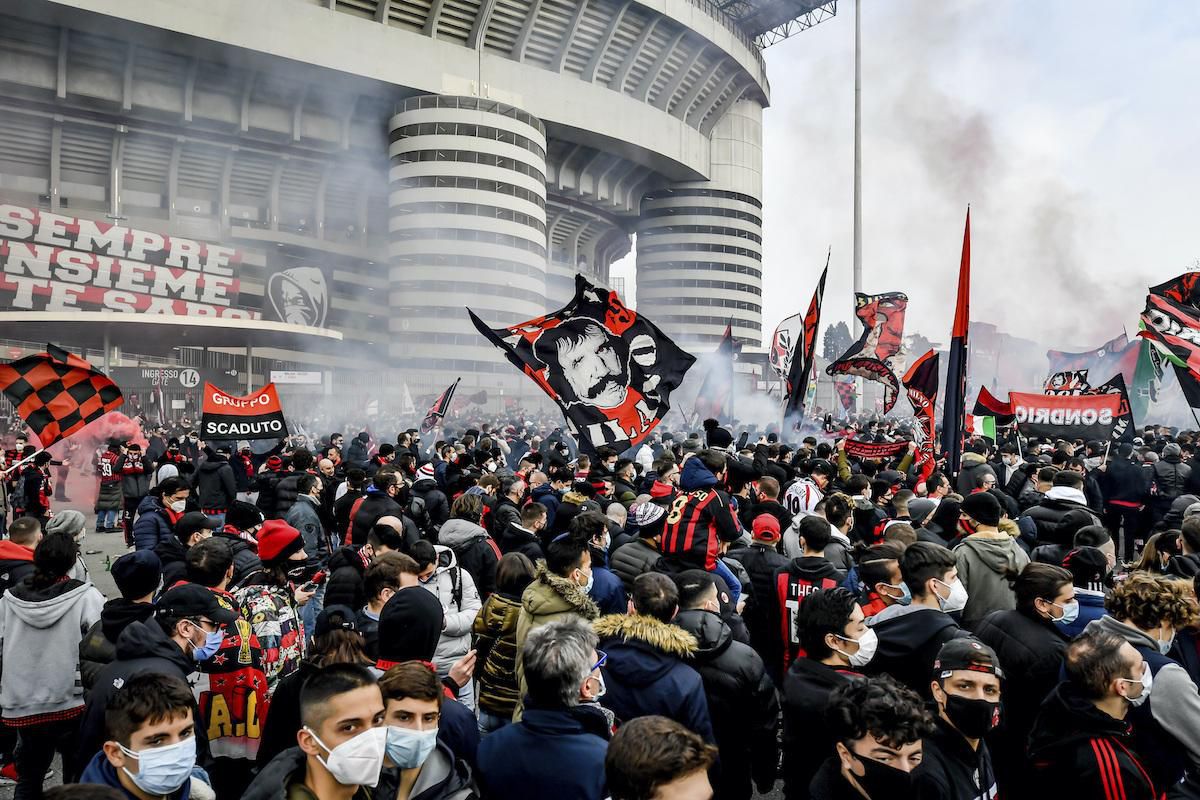 Fanúšikovia pred milánskym derby.