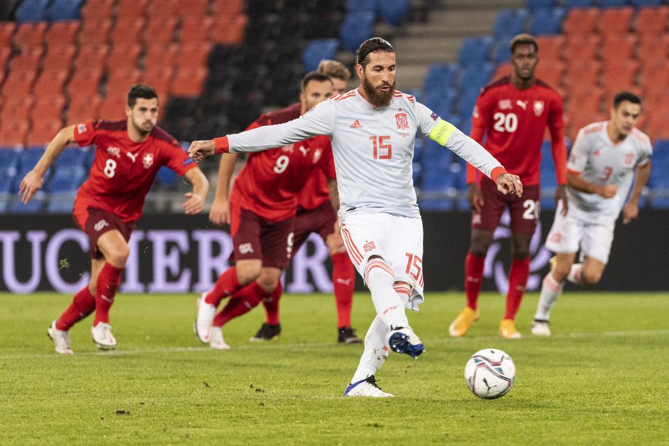 Sergio Ramos zahráva pokutový kop v zápase Ligy národov proti Švajčiarsku