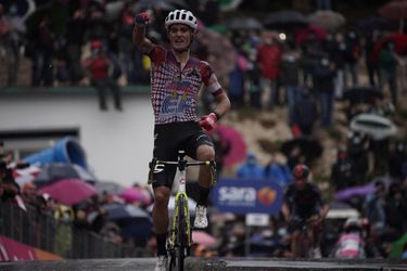 Giro: Portugalčan Guerreiro ovládol ťažkú 9. etapu. Peter Sagan prehral s Démarom na prémii