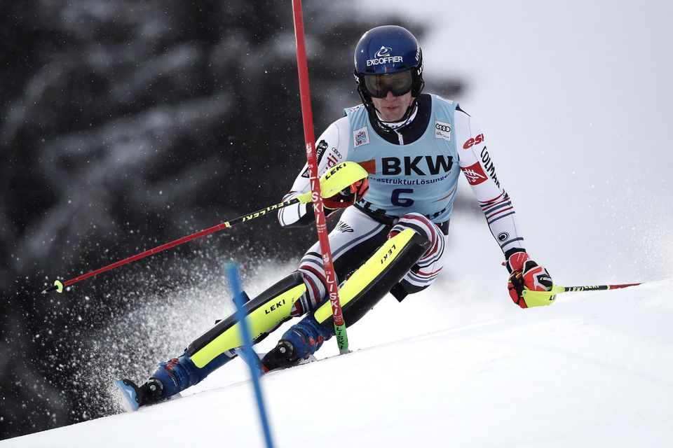 Francúzsky lyžiar Clement Noel počas 1. kola slalomu vo Flachau