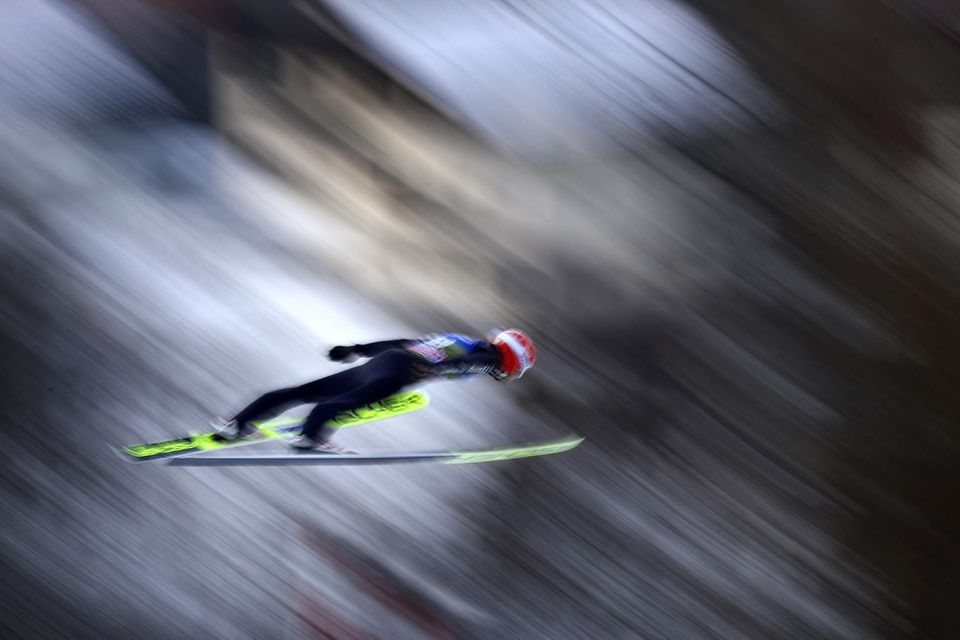 Skoky na lyžiach (ilustračné)