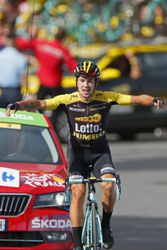 Vuelta: Obhajca Primož Roglič vyhral 1.etapu a opäť si obliekol červený dres