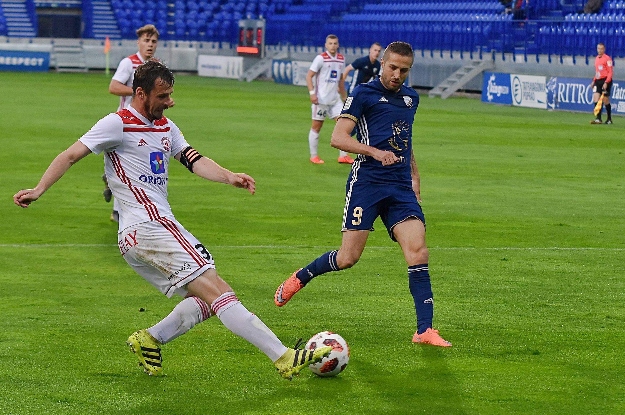 Hráč Popradu Stanislav Šesták (vpravo) a hráč Trenčína Peter Kleščík.