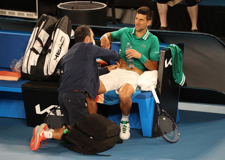 Novak Djokovič je ošetrovaný počas zápasu 3. kola Australian Open